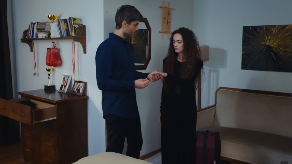 Poyraz wsuwa obrączkę na palec Nany.