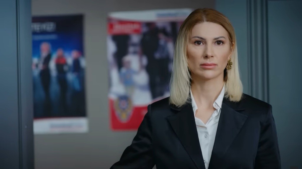 Zbliżenie na surową twarz Isil.