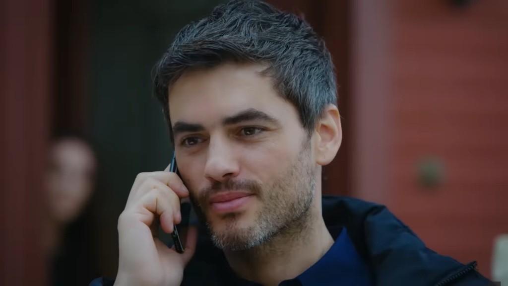Poyraz rozmawia przed domem przez telefon.