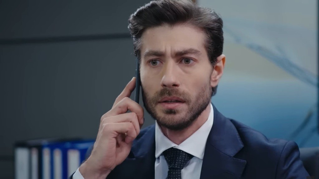 Sinan rozmawia przez telefon. Jest wstrząśnięty.