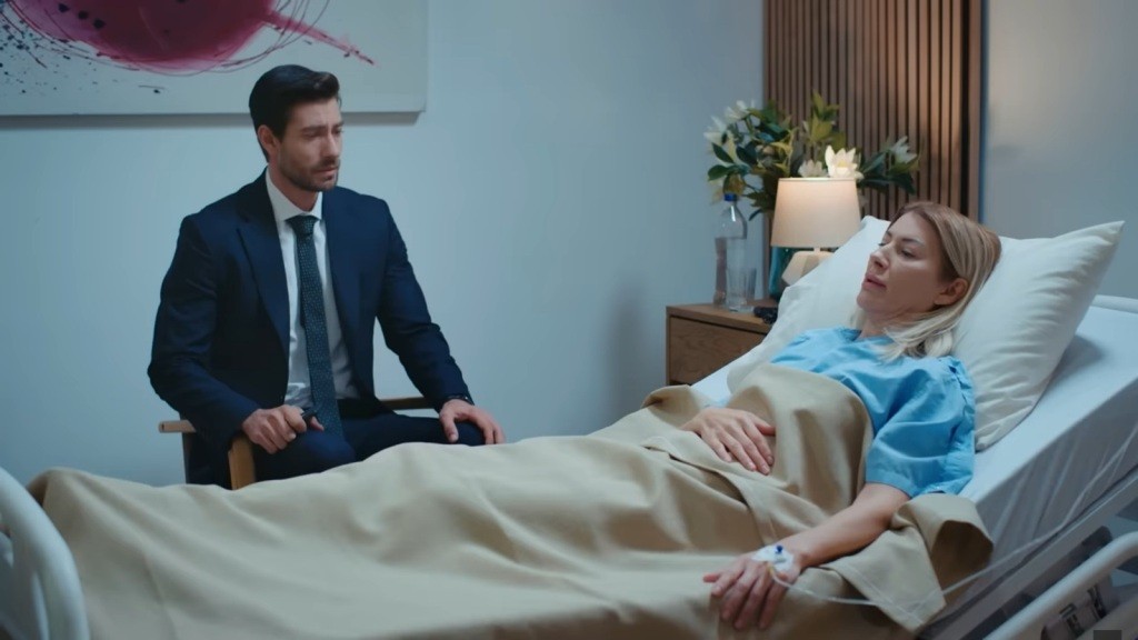 Sinan jest przy łóżku matki.