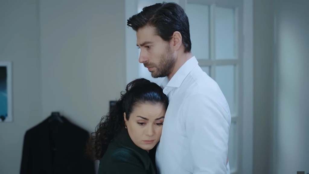Aynur obejmuje Sinana.