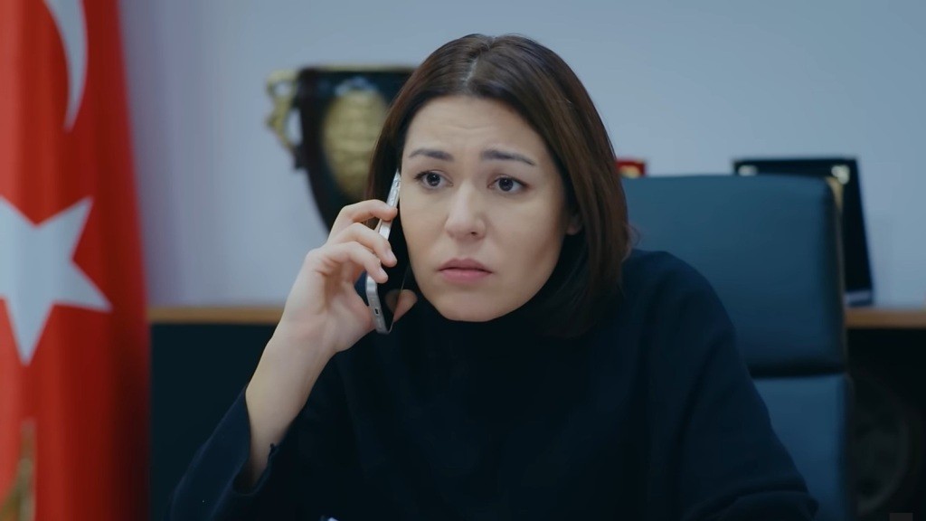 Kara rozmawia przez telefon.