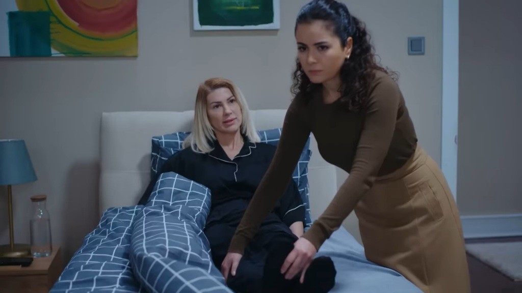 Aynur wykonuje z Isil ćwiczenia rehabilitacyjne.