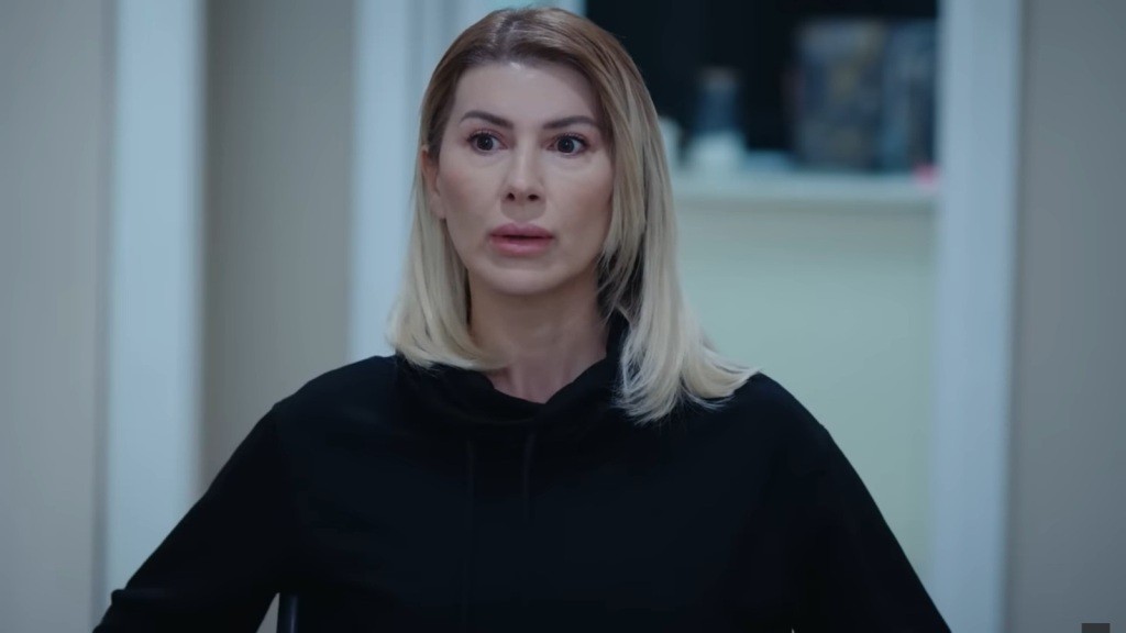Isil ma na twarzy wyraz zaskoczenia.