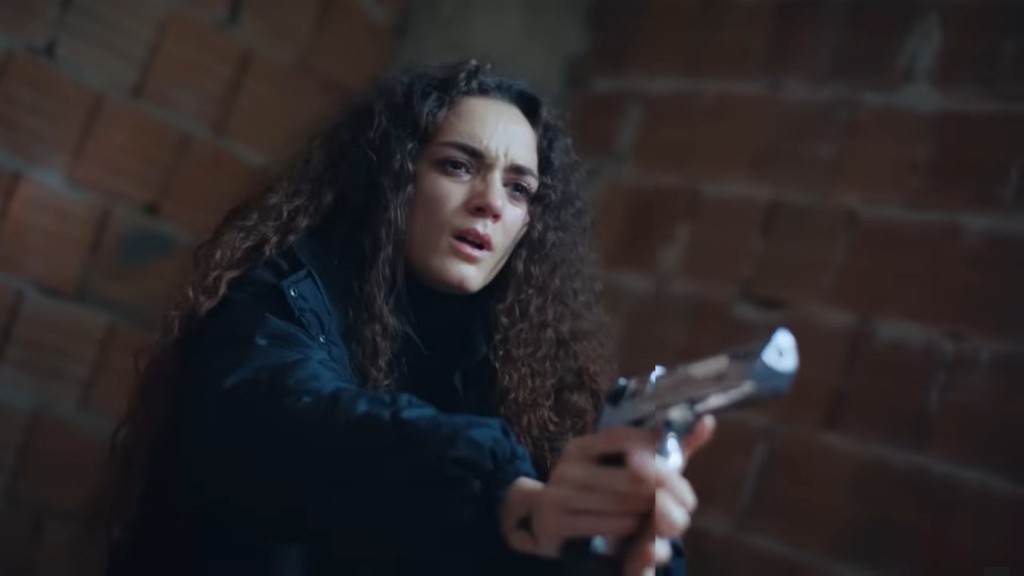 Nana, odurzona i wyczerpana, trzyma pistolet w rękach.
