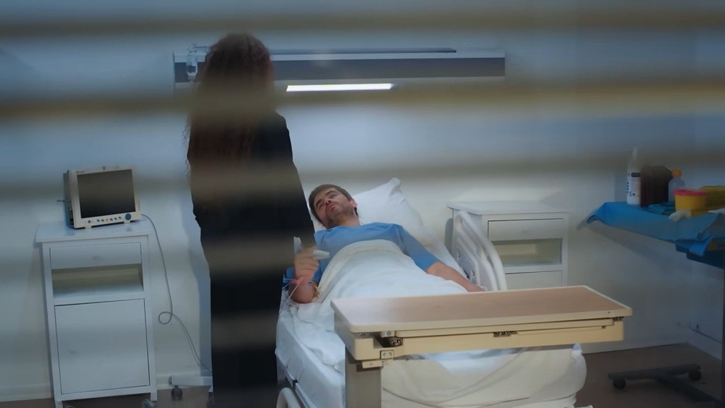 Poyraz trzyma rękę stojącej przy jego łóżku Nany.