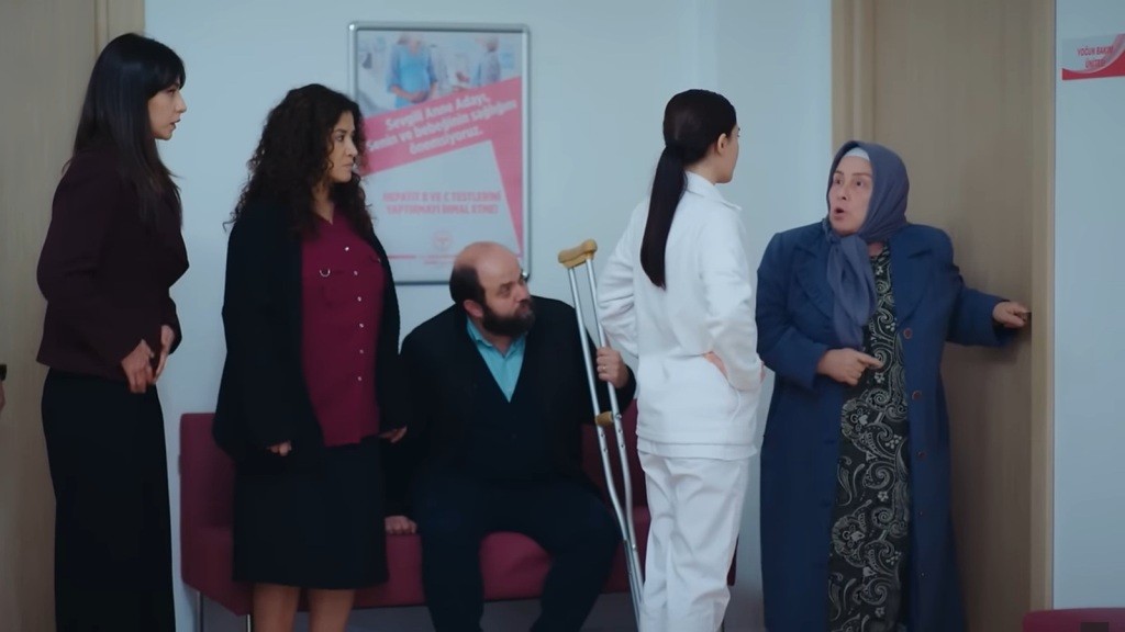 Cennet każe Nazli otworzyć drzwi do sali Poyraza.