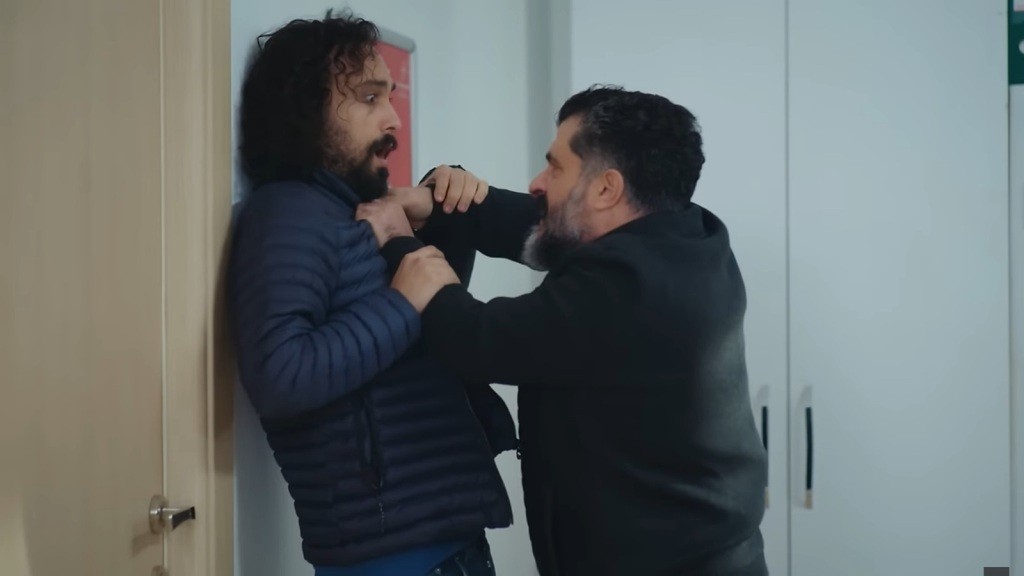Burhan przyciska Semiha do ściany.