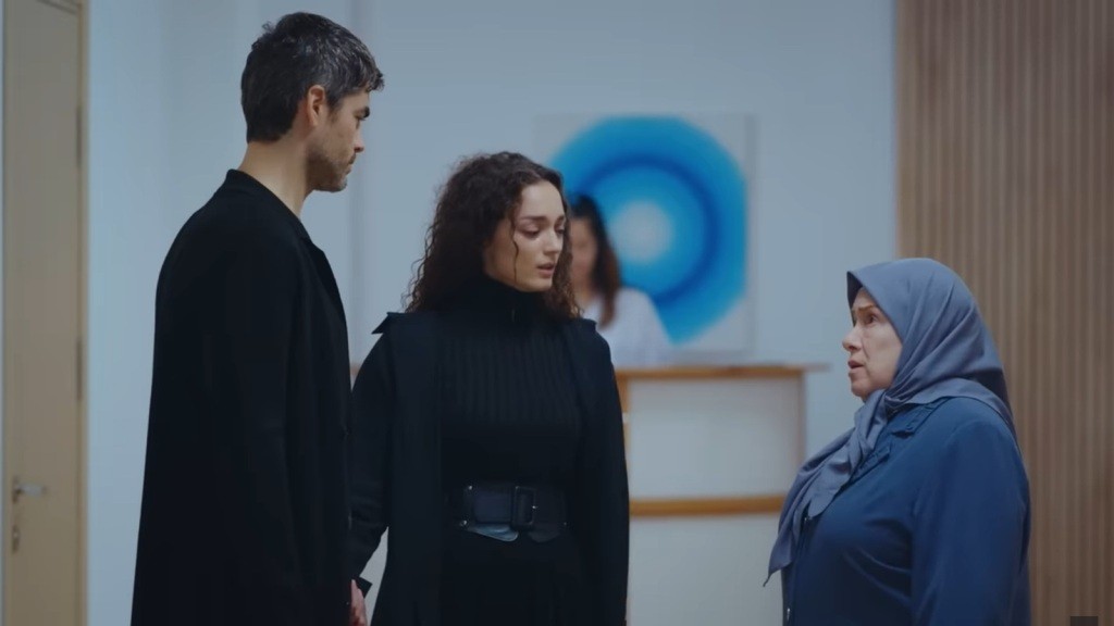 Poyraz, Nana i Cennet na szpitalnym korytarzu.