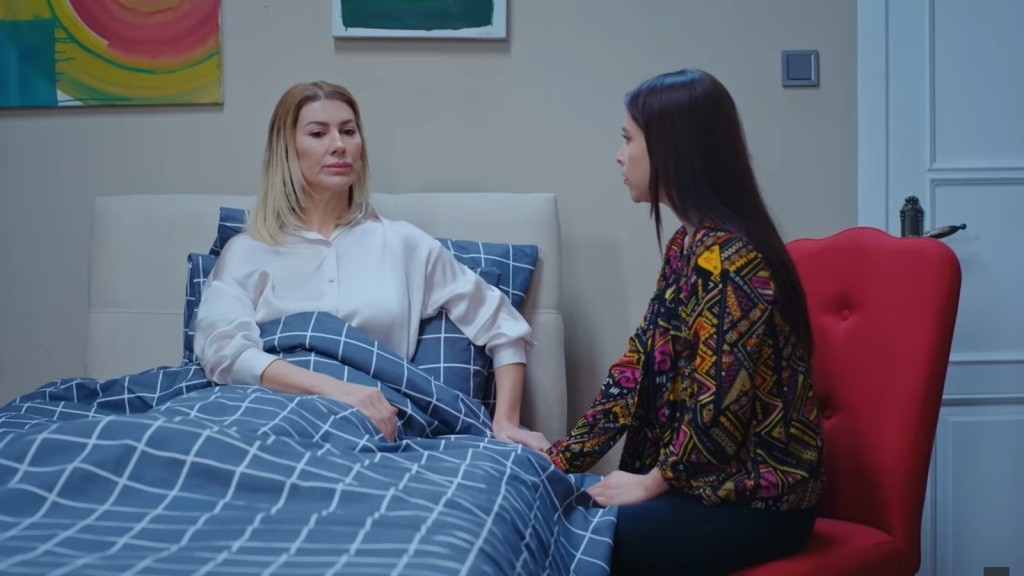 Ezgi, była dziewczyna Sinana, siedzi przy łóżku Isil.