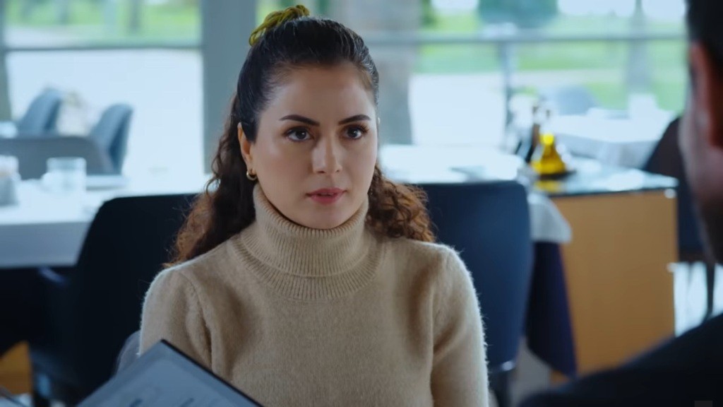 Aynur w restauracji.