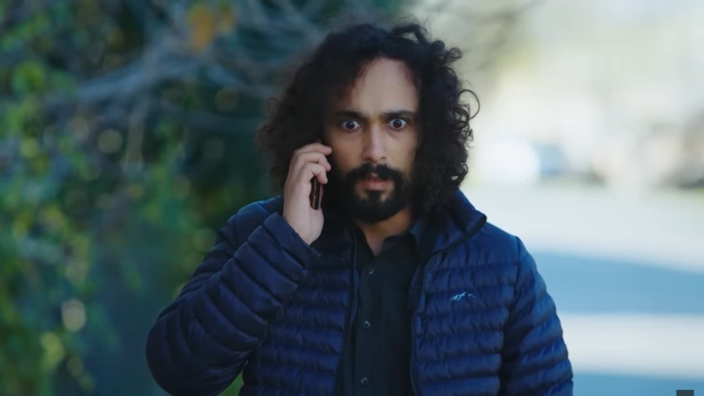 Semih rozmawia przez telefon. Na jego twarzy maluje się wyraz przerażenia.