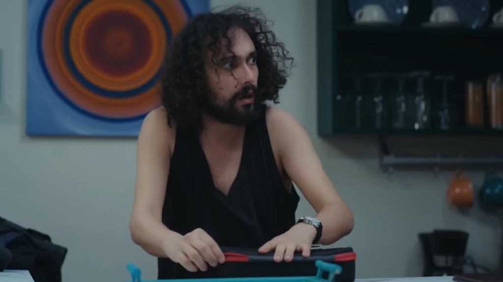 Semih przebiera się w kawiarni. Sprawia wrażenie przestraszonego.