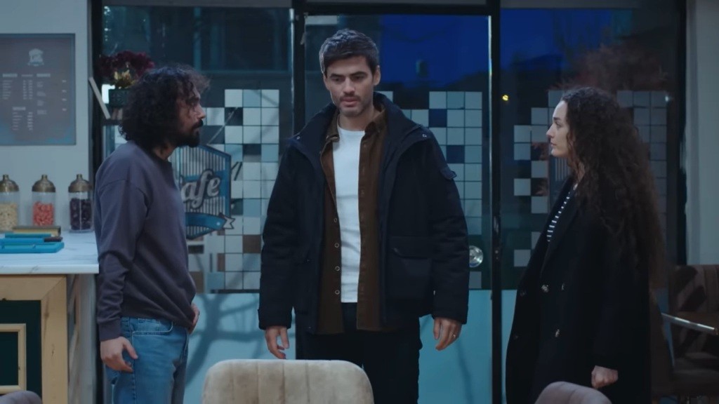 Semih, Poyraz i Nana w kawiarni.