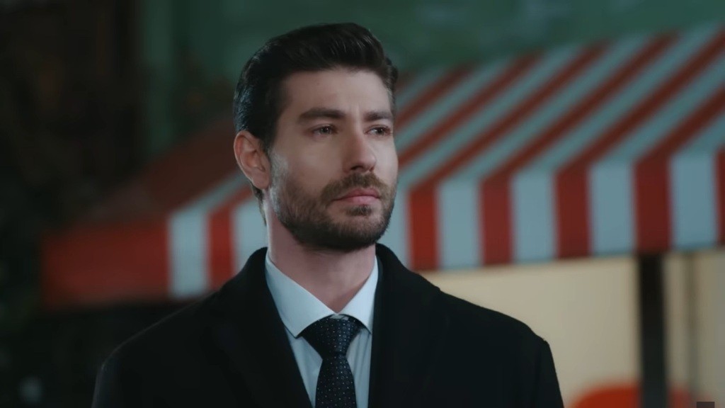 Sinan odprowadza Aynur wzrokiem.