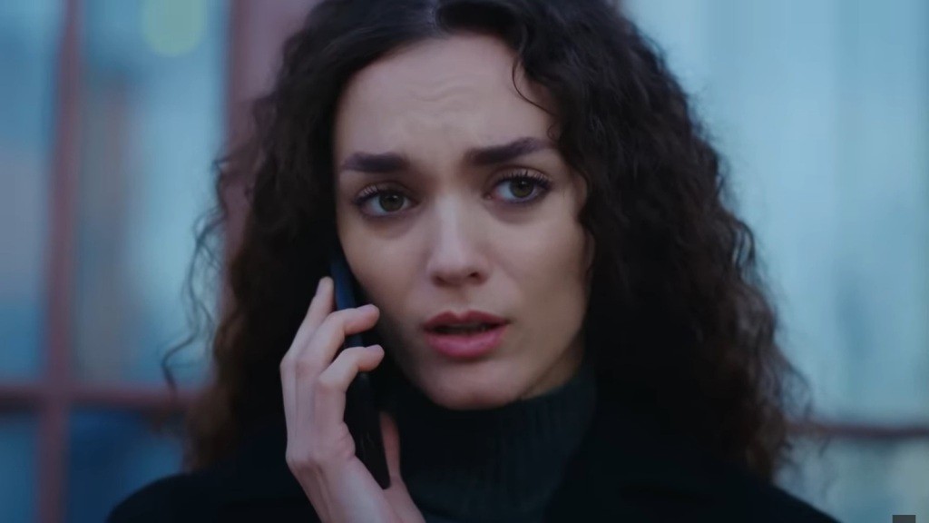 Nana rozmawia przez telefon.