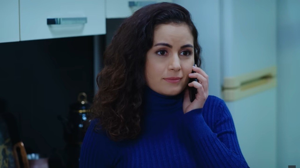 Aynur rozmawia przez telefon.