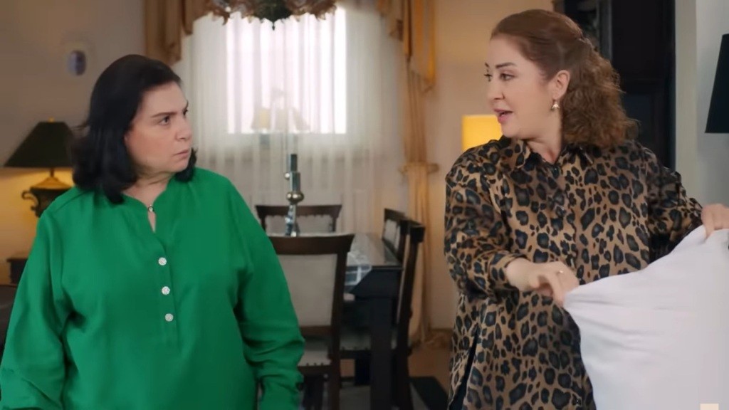 Naciye patrzy z oburzeniem na Hulyę, która przygotowuje czystą pościel dla Cavidan i Bahar.