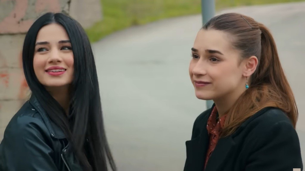 Bahar i Sila spotkały się po tygodniach rozłąki. Są bardzo szczęśliwe.