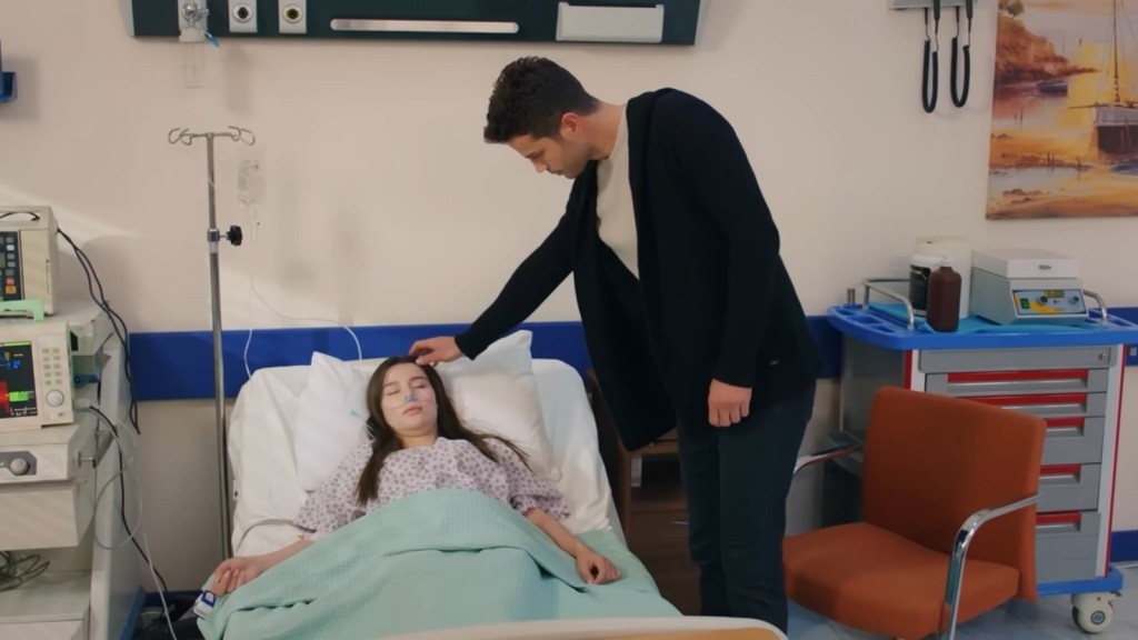 Ege pochyla się nad łóżkiem szpitalnym Zeynep.