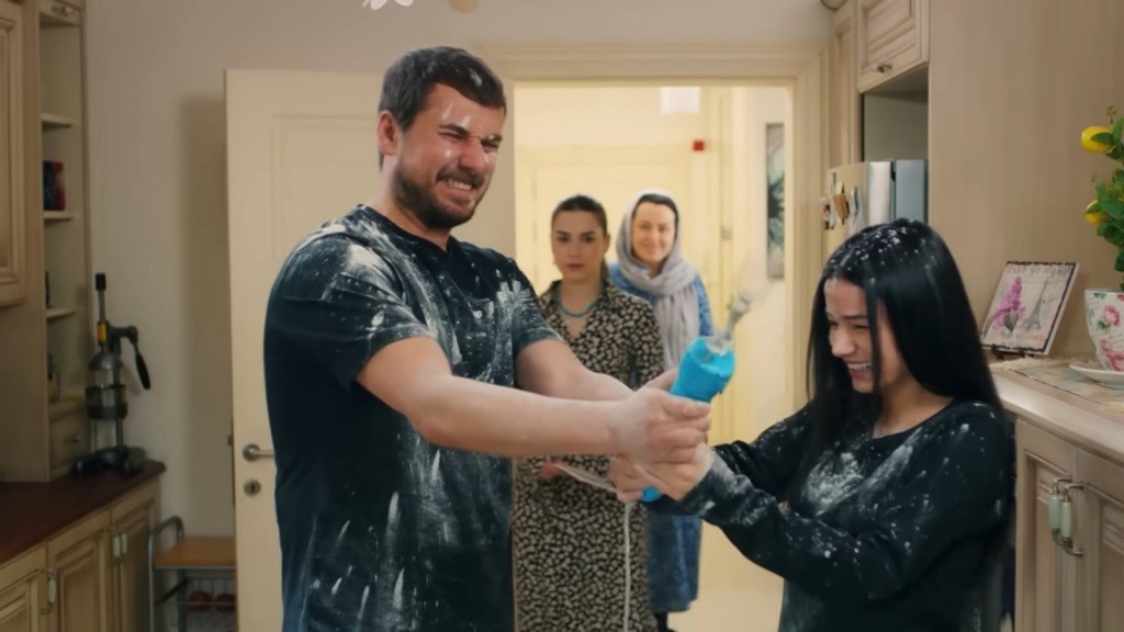 Kuzey i Bahar zostają pobrudzeni mąką podczas prac kuchennych.