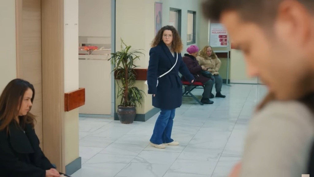 Melis pojawia się w szpitalu. Kieruje groźne spojrzenie na Yildiz u boku jej narzeczonego.