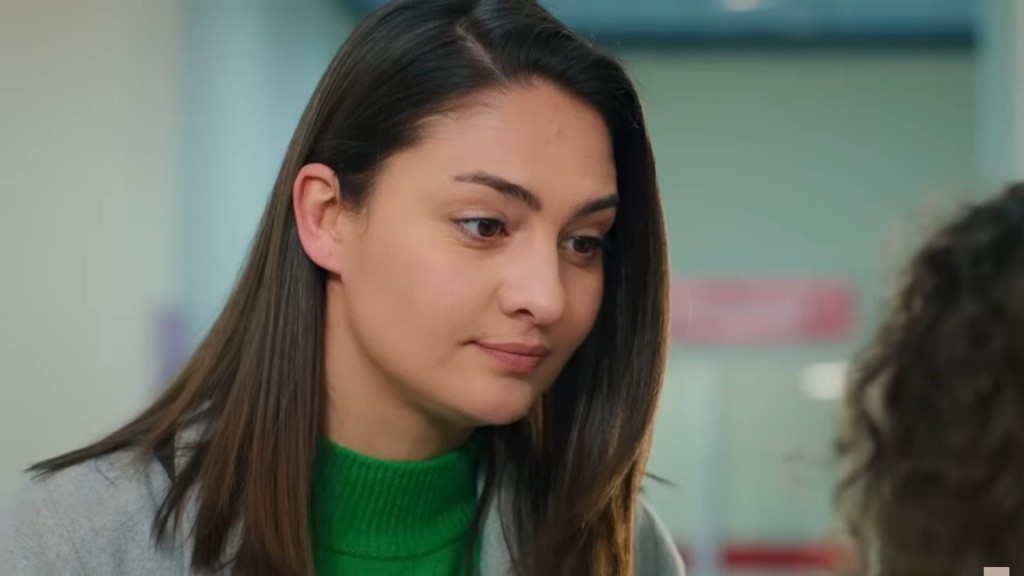 Yildiz posyła Melis kpiące spojrzenie.