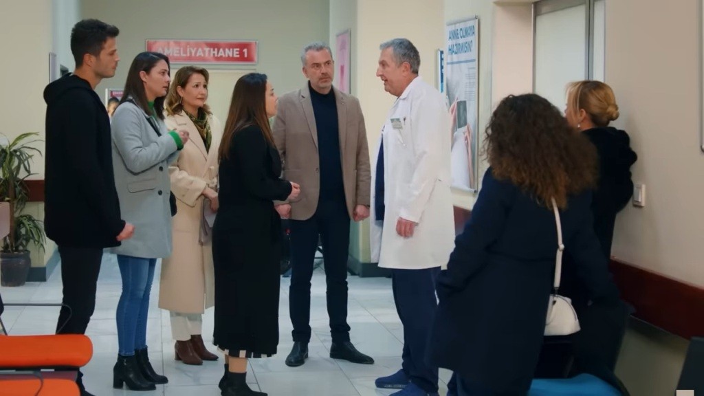 Bliscy Zeynep rozmawiają z lekarzem na korytarzu.