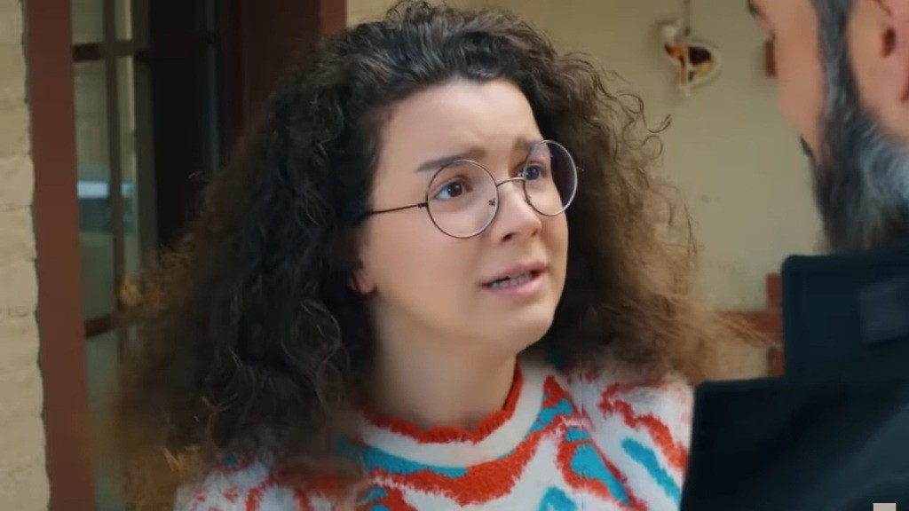 Melis ma błagalny wyraz twarzy, gdy patrzy w twarz Ragipa.