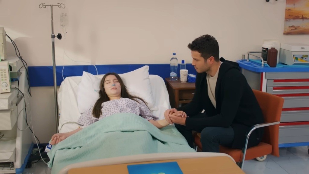 Scena w szpitalu. Ege siedzi przy łóżku nieprzytomnej Zeynep, trzymając ją za rękę.