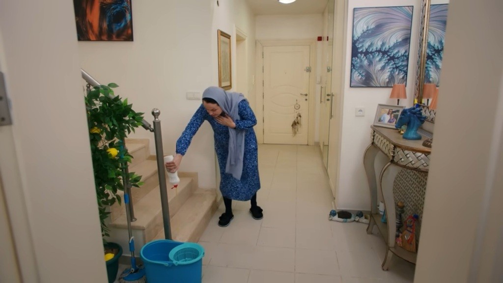 Cavidan wylewa detergent na schody.
