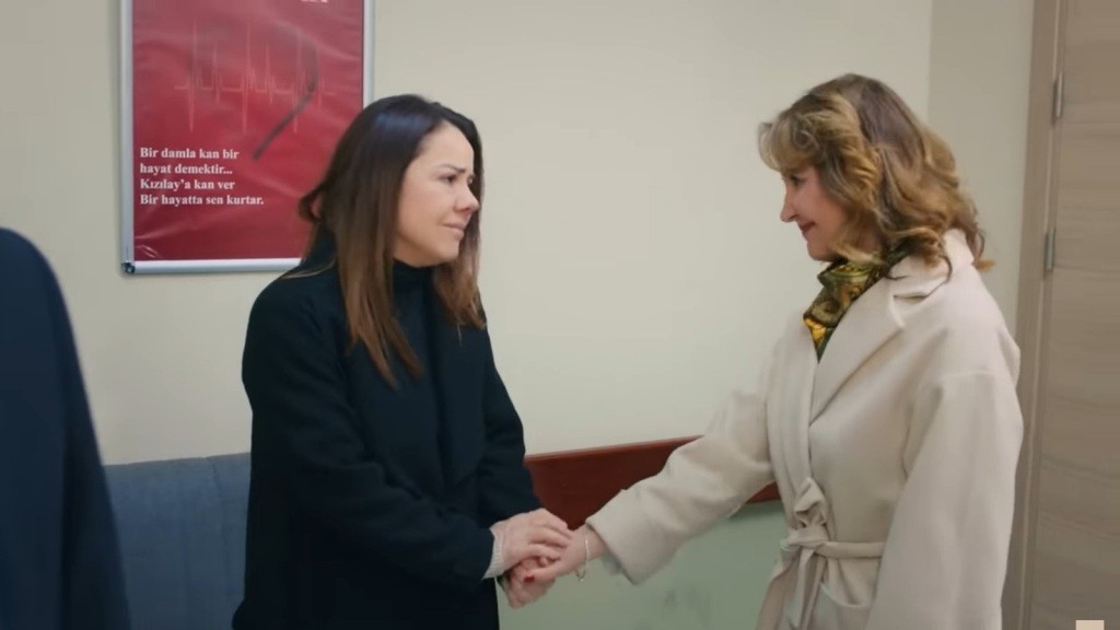 Gonul i Feraye trzymają się za ręce.