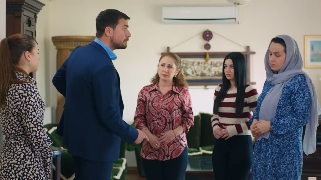 Kuzey beszta Cavidan. W pokoju znajdują się także Hulya, Bahar i Sila.