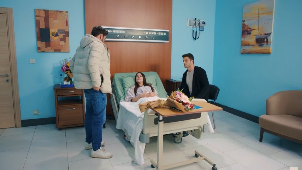 Arda odwiedza Zeynep w szpitalu.