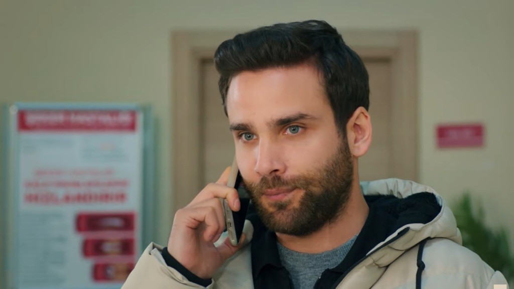 Arda rozmawia przez telefon.