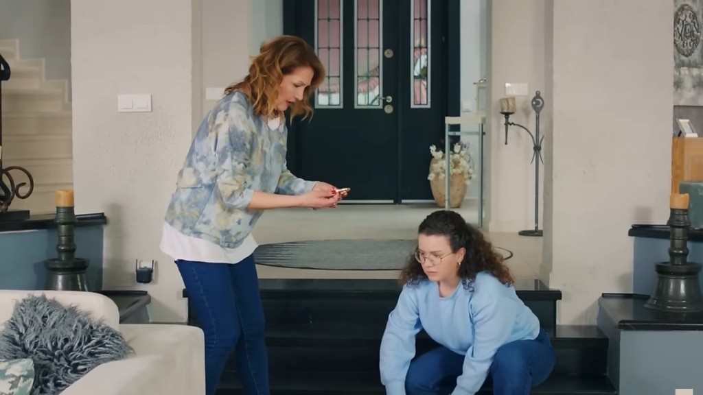 Feraye odkrywa złotą bransoletkę w torebce Melis.