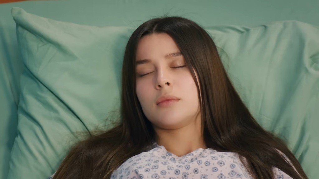 Zeynep pogrążona jest we śnie.