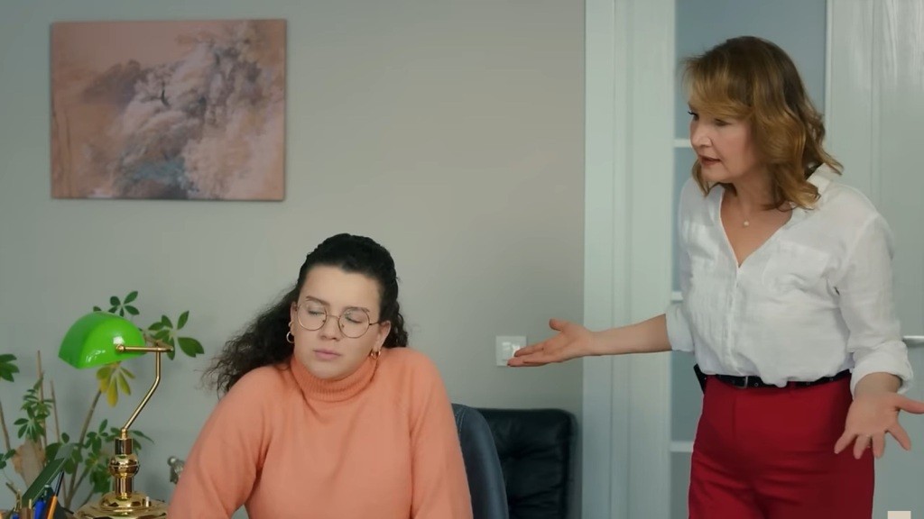 Feraye odbywa wychowawczą rozmowę z córką w gabinecie.