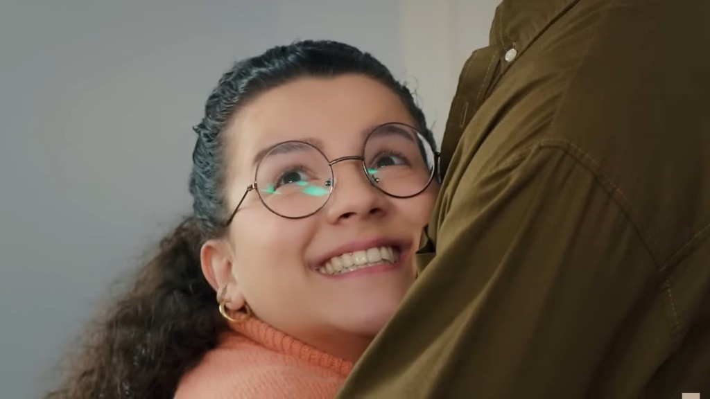 Melis przytula się do piersi Egego.