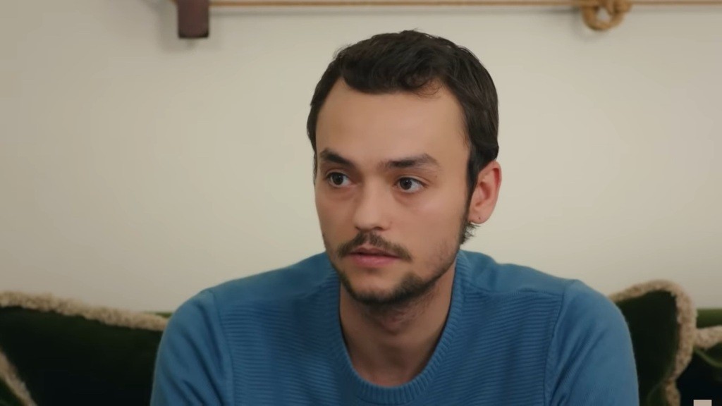 Zbliżenie na twarz Alpera, wyrażającą niepewność.