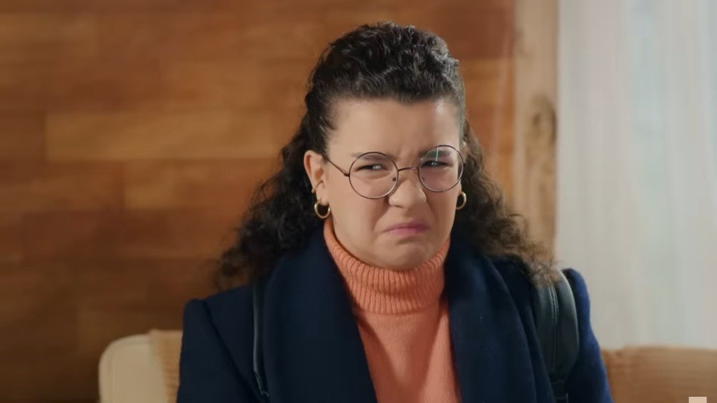 Melis krzywi się z obrzydzeniem.