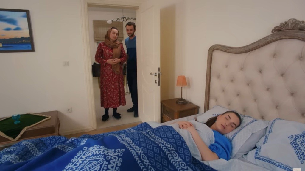 Alper i Cavidan patrzą na śpiącą Silę.