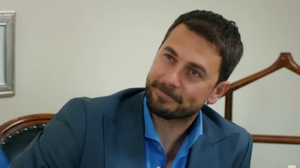 Kuzey uśmiecha się, widząc szczęśliwą Silę.