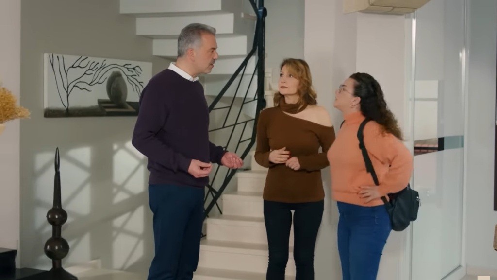 Bulent, Feraye i Melis w przedpokoju.