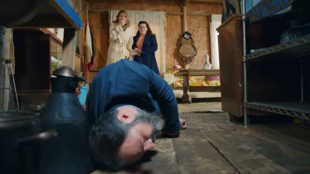 Feraye i Melis są przerażone, patrząc na Ragipa, która nieruchomo leży na podłodze w chacie.