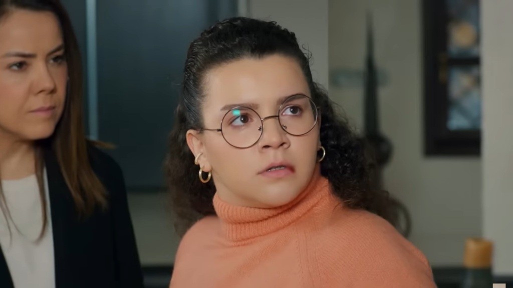 Melis odwraca głowę, odsłaniając rozciętą dolną wargę.