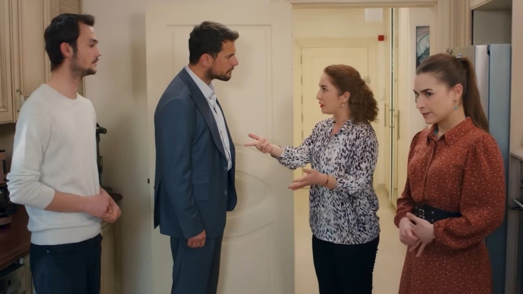 Alper, Kuzey, Hulya i Sila w kuchni.