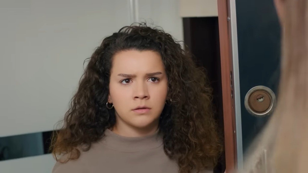 Melis otwiera drzwi wejściowe.