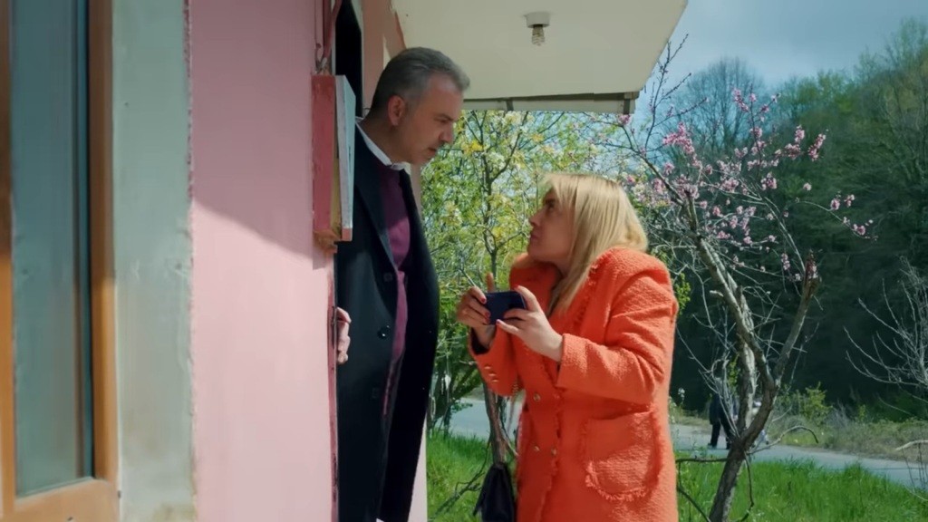 Bulent przyłapuje Belkis na nagrywaniu.
